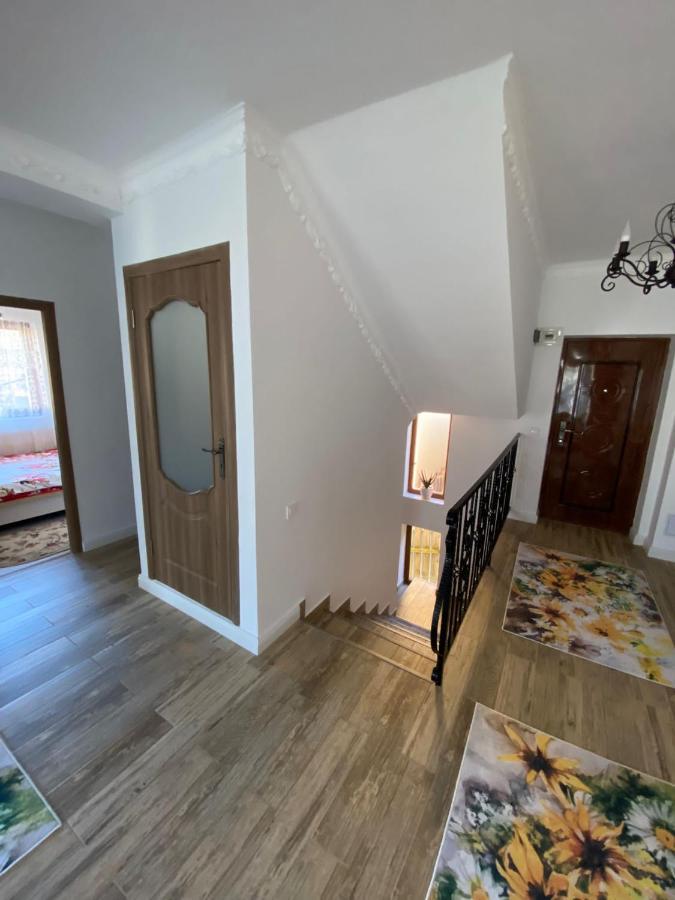 B House Busteni Bagian luar foto
