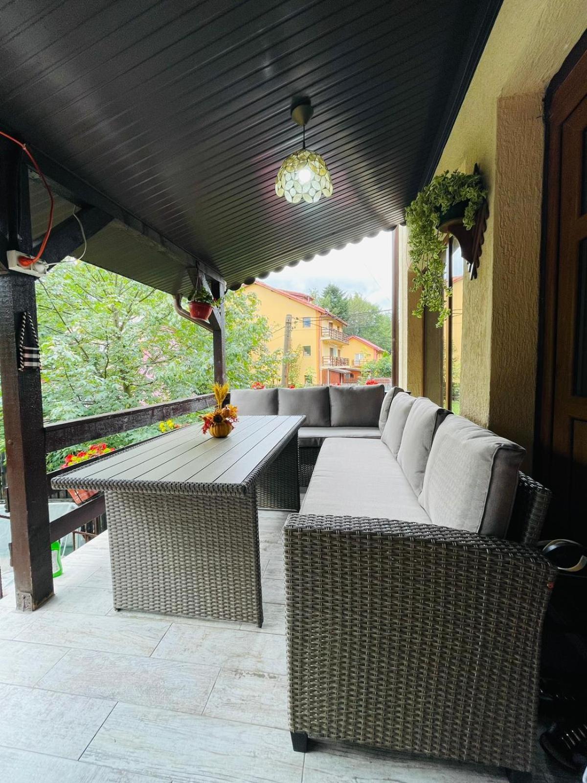 B House Busteni Bagian luar foto